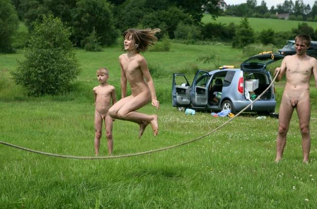 Family nudism photo on Lake purenudism series [Leisure Game Outdoor]