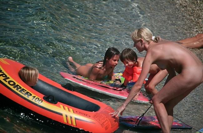 Purenudism photo family nudism on the sea [sunny Beach]